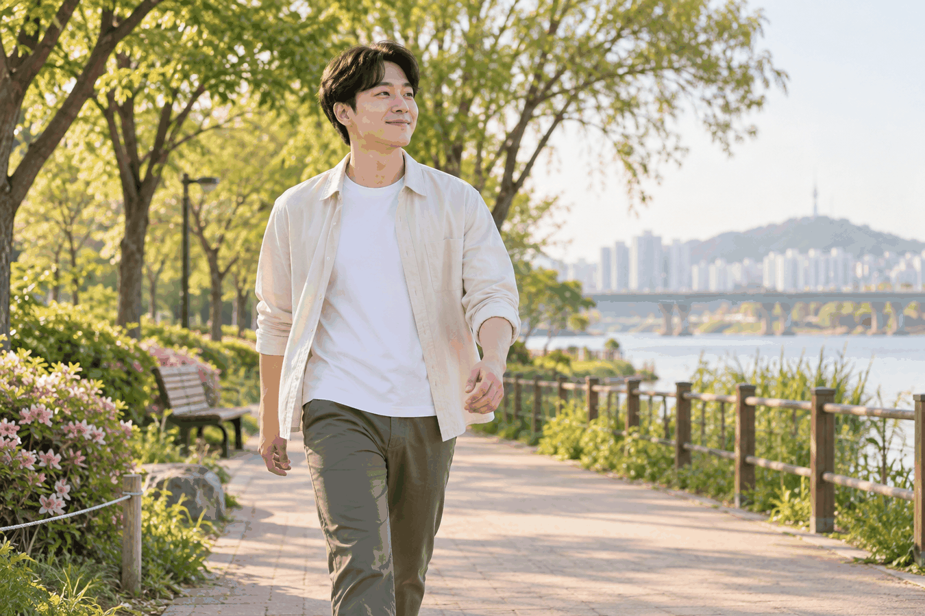 식사 후 공원에서 편안하게 걷는 모습